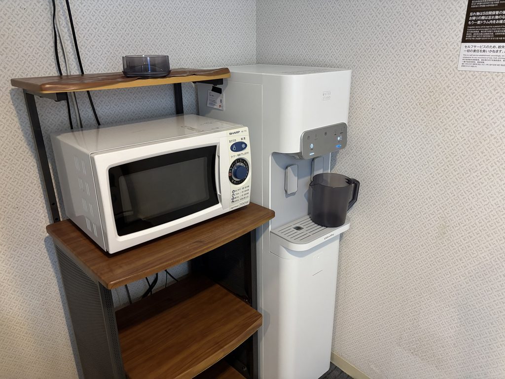 自販機コーナーの電子レンジとウォーターサーバー