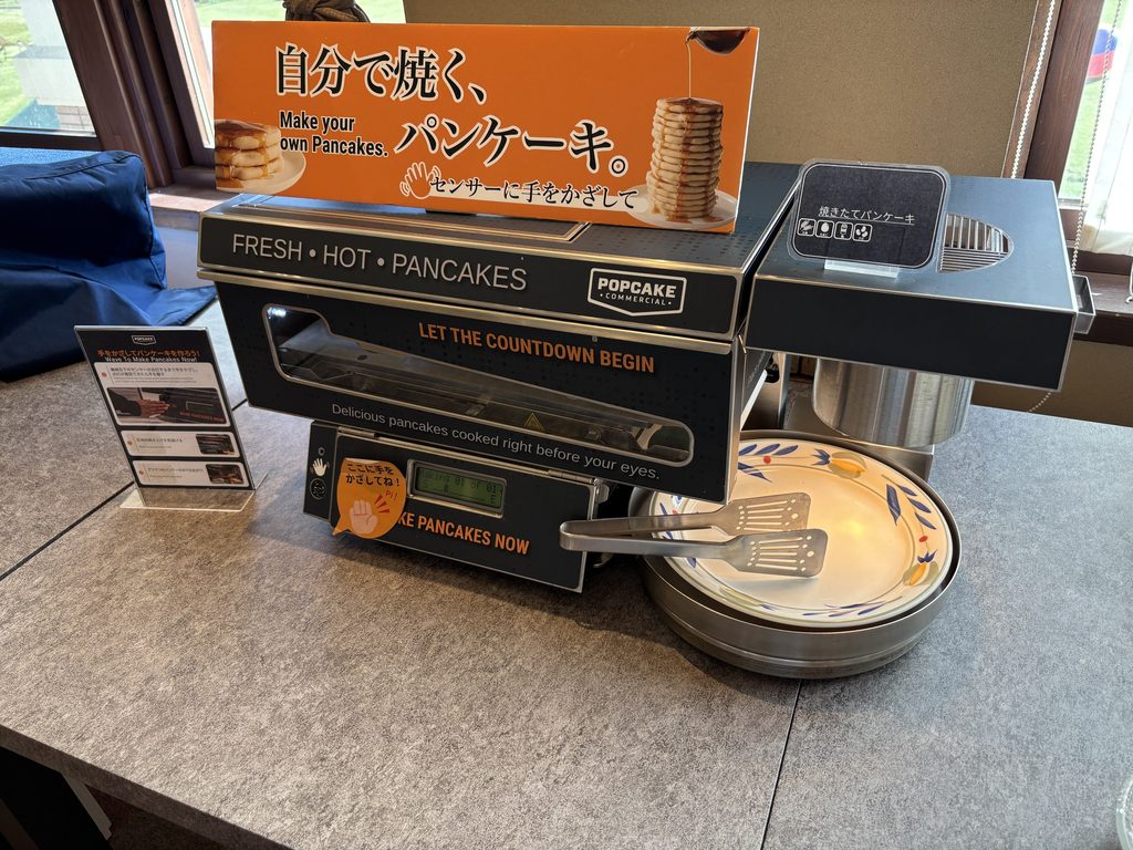 朝食ビュッフェの自分で焼くパンケーキの機械