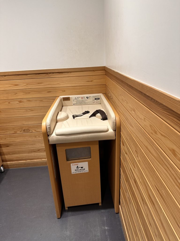 おむつ替え台と紙おむつ用のごみ箱