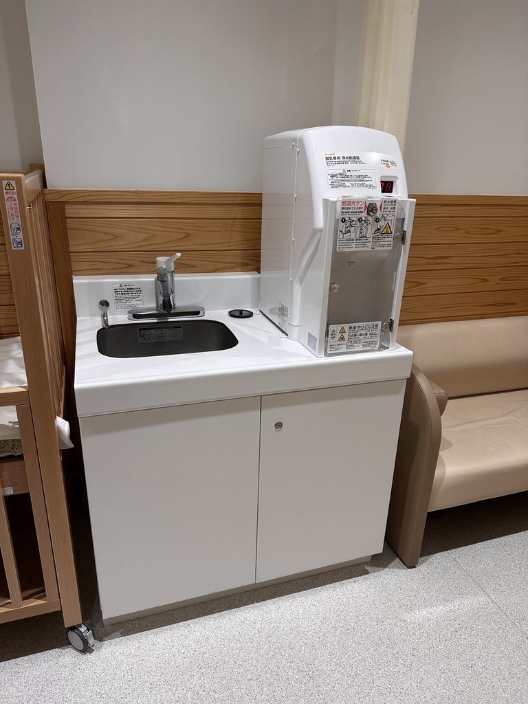 恐竜博物館の授乳室の調乳用給湯器と流し