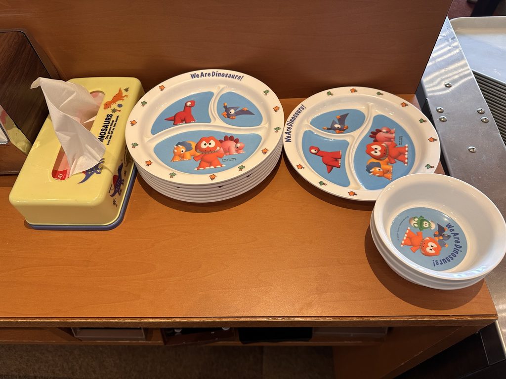 朝食ビュッフェの恐竜柄の子ども用食器