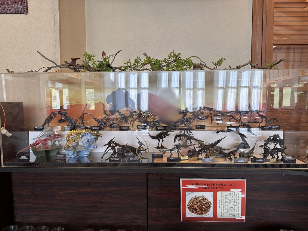 朝食会場の恐竜の骨格模型の展示