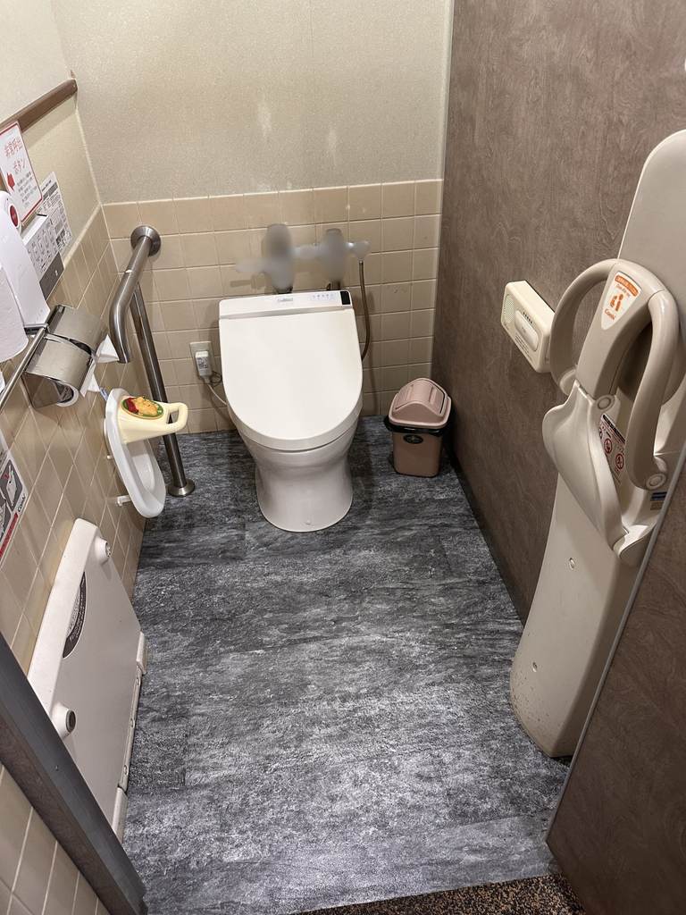 リゾートセンターの女性用トイレの個室のベビー設備