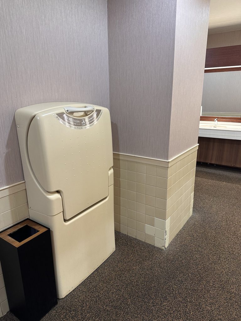 女性用トイレのおむつ交換台